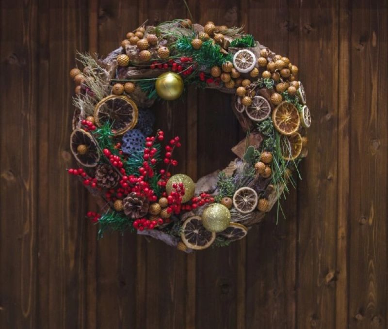 A Timeless Touch: How to Choose the Perfect Pre-Lit Artificial Christmas Wreath for Your Door
